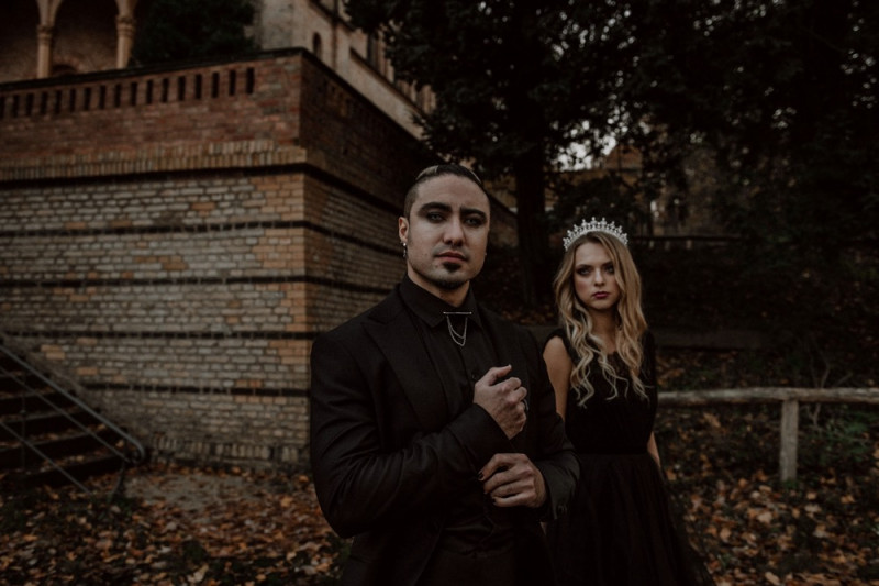 Eine extravagante Vampir Hochzeit zu Halloween samt Party und Kostümideen, Vampirbräutigam und Vampirbraut