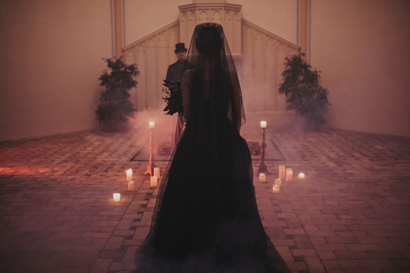 Eine extravagante Vampir Hochzeit zu Halloween samt Party und Kostümideen, Vampirbräutigam und Vampirbraut