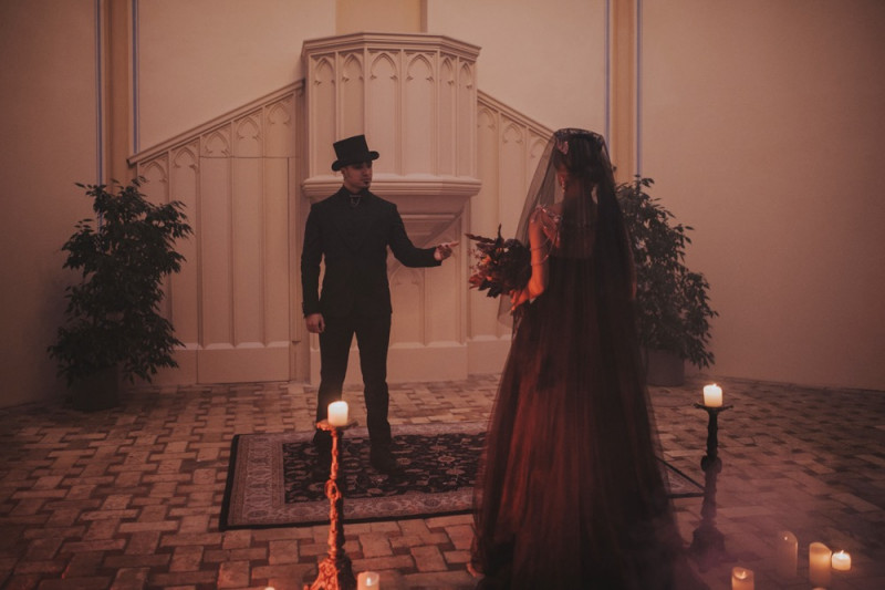 Eine extravagante Vampir Hochzeit zu Halloween samt Party und Kostümideen, Vampirbräutigam und Vampirbraut