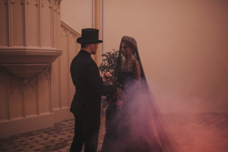 Eine extravagante Vampir Hochzeit zu Halloween samt Party und Kostümideen, Vampirbräutigam und Vampirbraut