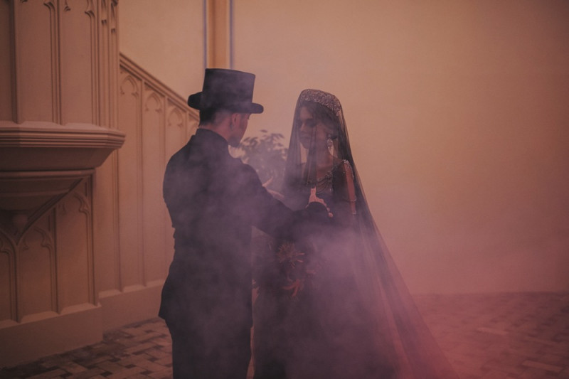 Eine extravagante Vampir Hochzeit zu Halloween samt Party und Kostümideen, Vampirbräutigam und Vampirbraut