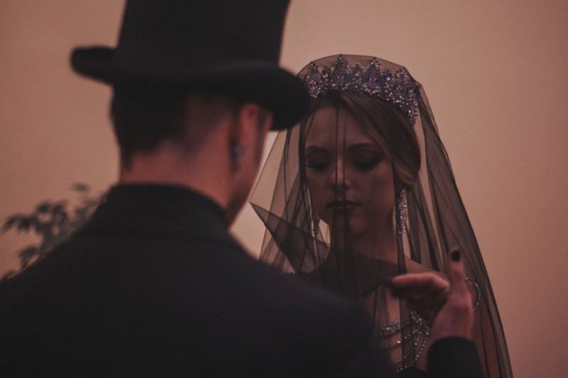Eine extravagante Vampir Hochzeit zu Halloween samt Party und Kostümideen, Vampirbräutigam und Vampirbraut