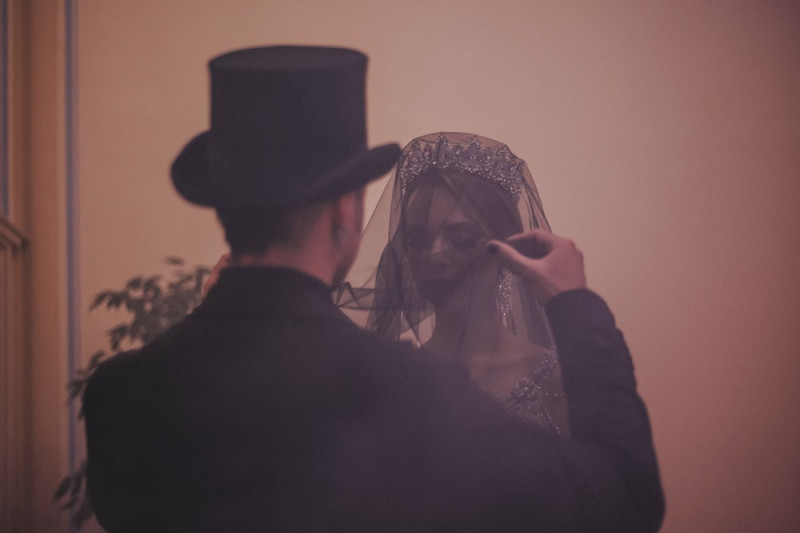Eine extravagante Vampir Hochzeit zu Halloween samt Party und Kostümideen, Vampirbräutigam und Vampirbraut