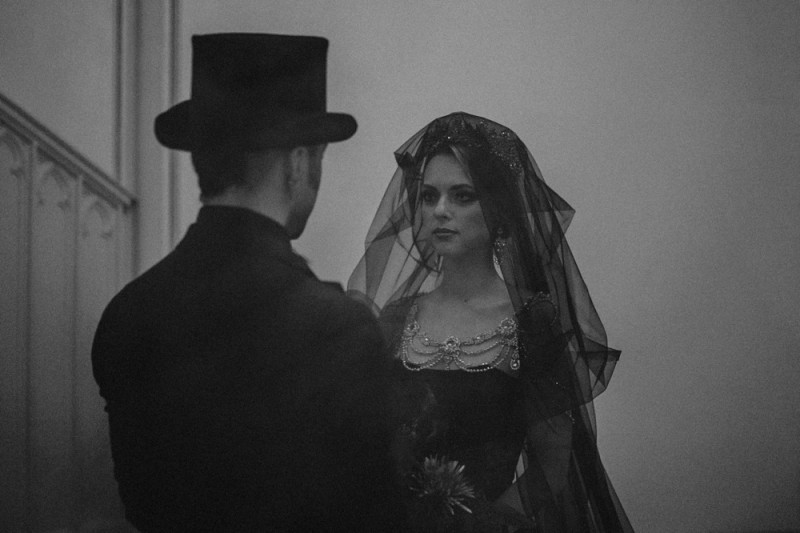 Eine extravagante Vampir Hochzeit zu Halloween samt Party und Kostümideen, Vampirbräutigam und Vampirbraut