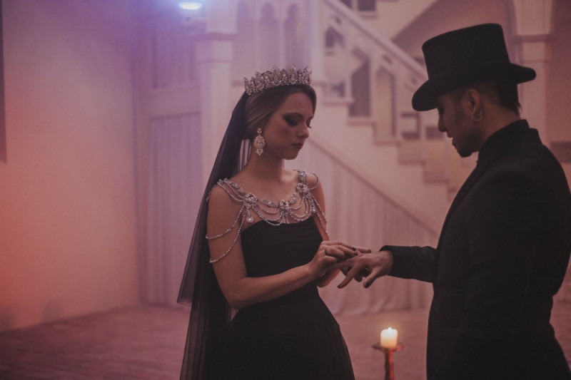 Eine extravagante Vampir Hochzeit zu Halloween samt Party und Kostümideen, Vampirbräutigam und Vampirbraut