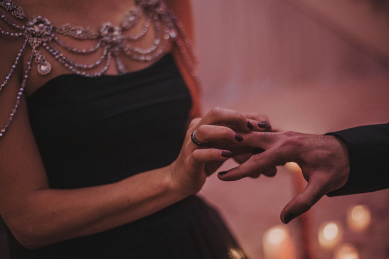 Eine extravagante Vampir Hochzeit zu Halloween samt Party und Kostümideen, Vampirbräutigam und Vampirbraut