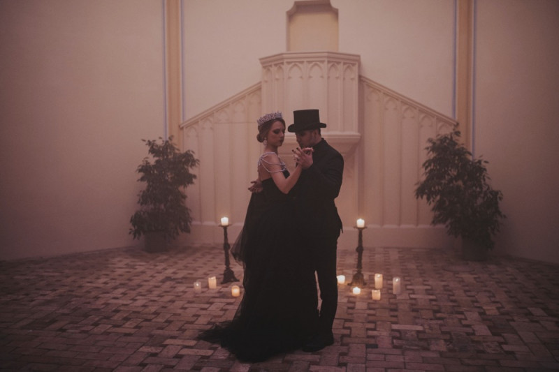 Eine extravagante Vampir Hochzeit zu Halloween samt Party und Kostümideen, Vampirbräutigam und Vampirbraut