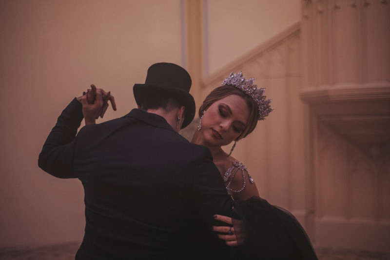 Eine extravagante Vampir Hochzeit zu Halloween samt Party und Kostümideen, Vampirbräutigam und Vampirbraut