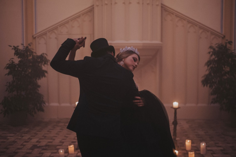 Eine extravagante Vampir Hochzeit zu Halloween samt Party und Kostümideen, Vampirbräutigam und Vampirbraut