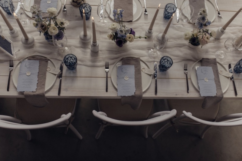 Eine ultraleichte Frühlingshochzeit in Weiß, Blau und Lila im Gut Ostenwalde