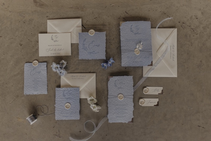 Eine ultraleichte Frühlingshochzeit in Weiß, Blau und Lila im Gut Ostenwalde