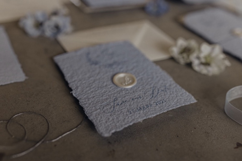 Eine ultraleichte Frühlingshochzeit in Weiß, Blau und Lila im Gut Ostenwalde