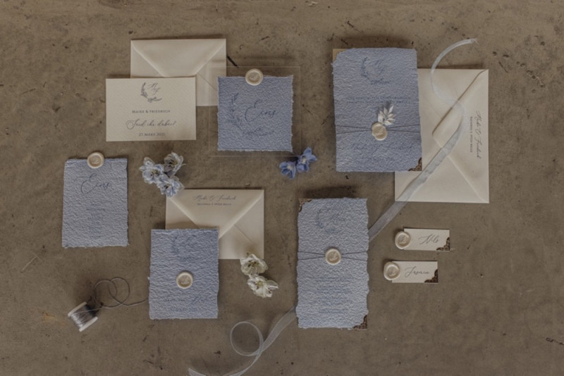 Eine ultraleichte Frühlingshochzeit in Weiß, Blau und Lila im Gut Ostenwalde