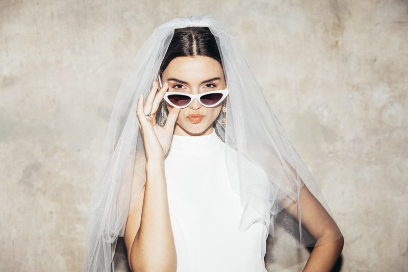 Wunderschöne Brautkleider, Zweiteiler aus Brautrock und Brautbody, sowie kuscheligen Brautpullovern vom LIMBERRY Bridal Studio in Boho-Chic und Urban-Glam Styles Brautmakeup, Brautstyling, Brautaccessoires, Brautfrisur