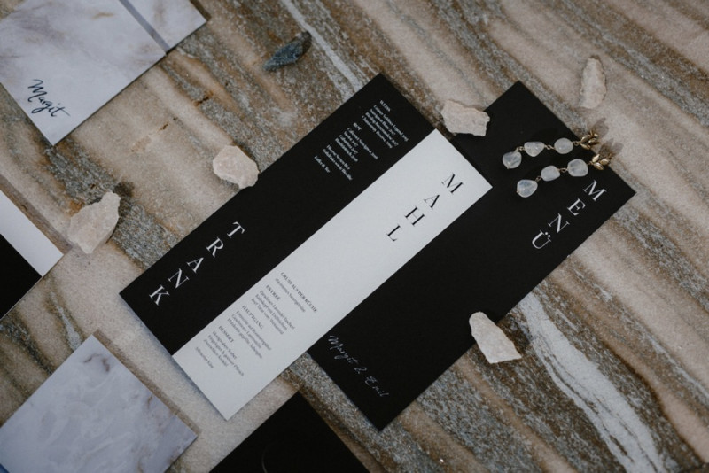 Eine extravagante Hochzeit, dessen Dekoration und Floristik in Schwarz, Weiß und Rosé, vom edlen Marmor eines Steinbruchs umgeben ist