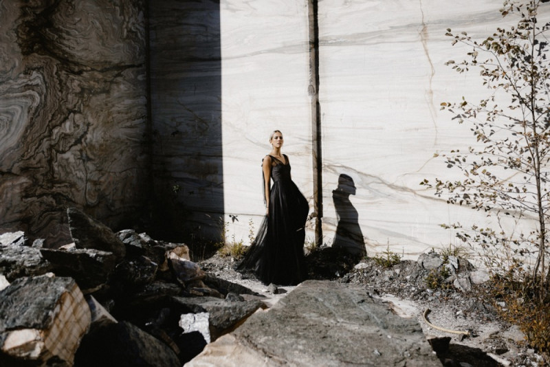 Eine extravagante Hochzeit, dessen Dekoration und Floristik in Schwarz, Weiß und Rosé, vom edlen Marmor eines Steinbruchs umgeben ist