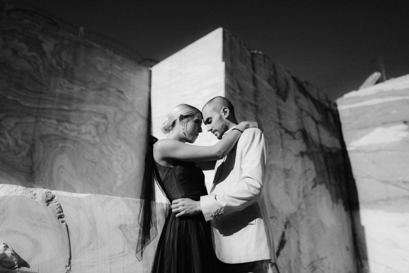 Eine extravagante Hochzeit, dessen Dekoration und Floristik in Schwarz, Weiß und Rosé, vom edlen Marmor eines Steinbruchs umgeben ist