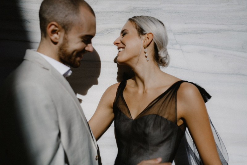 Eine extravagante Hochzeit, dessen Dekoration und Floristik in Schwarz, Weiß und Rosé, vom edlen Marmor eines Steinbruchs umgeben ist