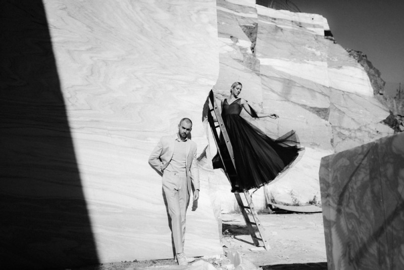 Eine extravagante Hochzeit, dessen Dekoration und Floristik in Schwarz, Weiß und Rosé, vom edlen Marmor eines Steinbruchs umgeben ist