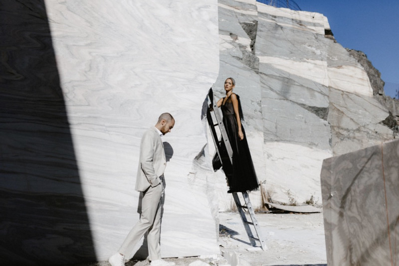 Eine extravagante Hochzeit, dessen Dekoration und Floristik in Schwarz, Weiß und Rosé, vom edlen Marmor eines Steinbruchs umgeben ist