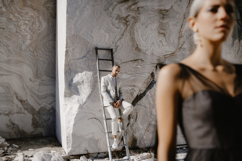 Eine extravagante Hochzeit, dessen Dekoration und Floristik in Schwarz, Weiß und Rosé, vom edlen Marmor eines Steinbruchs umgeben ist