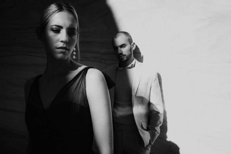 Eine extravagante Hochzeit, dessen Dekoration und Floristik in Schwarz, Weiß und Rosé, vom edlen Marmor eines Steinbruchs umgeben ist