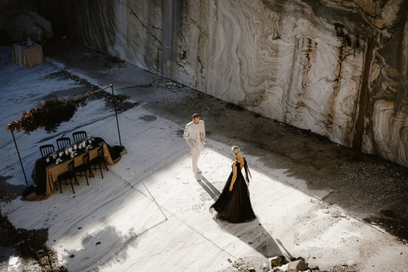 Eine extravagante Hochzeit, dessen Dekoration und Floristik in Schwarz, Weiß und Rosé, vom edlen Marmor eines Steinbruchs umgeben ist