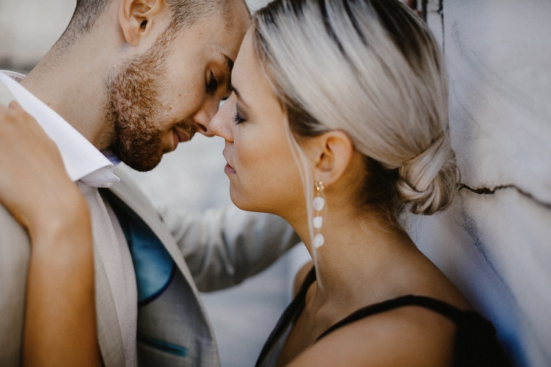 Eine extravagante Hochzeit, dessen Dekoration und Floristik in Schwarz, Weiß und Rosé, vom edlen Marmor eines Steinbruchs umgeben ist