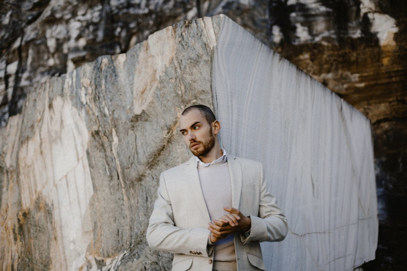 Eine extravagante Hochzeit, dessen Dekoration und Floristik in Schwarz, Weiß und Rosé, vom edlen Marmor eines Steinbruchs umgeben ist