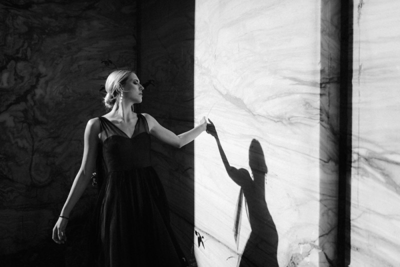 Eine extravagante Hochzeit, dessen Dekoration und Floristik in Schwarz, Weiß und Rosé, vom edlen Marmor eines Steinbruchs umgeben ist