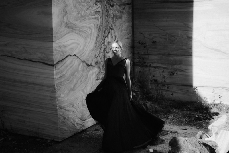 Eine extravagante Hochzeit, dessen Dekoration und Floristik in Schwarz, Weiß und Rosé, vom edlen Marmor eines Steinbruchs umgeben ist