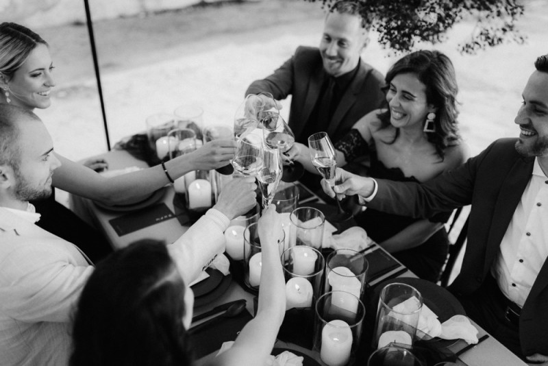 Eine extravagante Hochzeit, dessen Dekoration und Floristik in Schwarz, Weiß und Rosé, vom edlen Marmor eines Steinbruchs umgeben ist