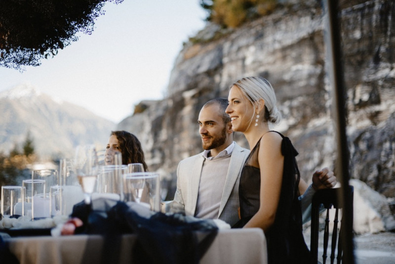 Eine extravagante Hochzeit, dessen Dekoration und Floristik in Schwarz, Weiß und Rosé, vom edlen Marmor eines Steinbruchs umgeben ist