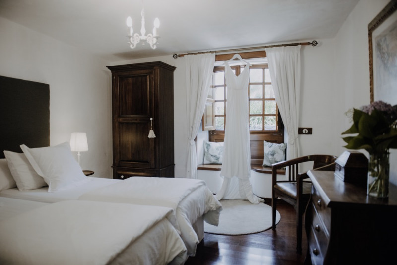 Intime Hochzeit im Elopement Stil auf Teneriffa in Smaragdgrün, Lachsrosa, Blau, Weiß und Gold