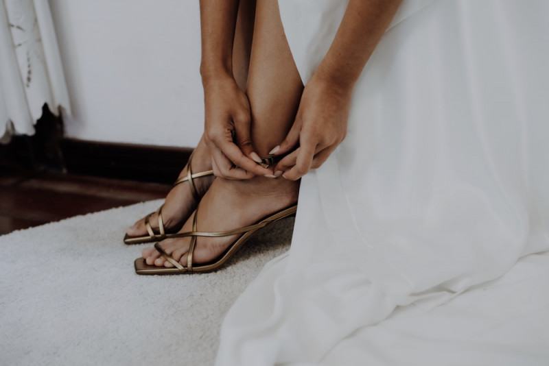 Intime Hochzeit im Elopement Stil auf Teneriffa in Smaragdgrün, Lachsrosa, Blau, Weiß und Gold Brautschuhe Wedges