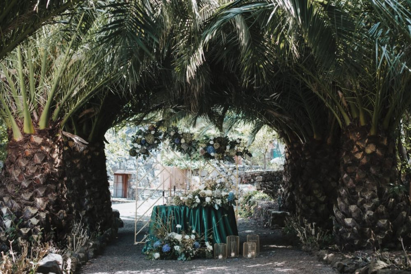 Intime Hochzeit im Elopement Stil auf Teneriffa in Smaragdgrün, Lachsrosa, Blau, Weiß und Gold