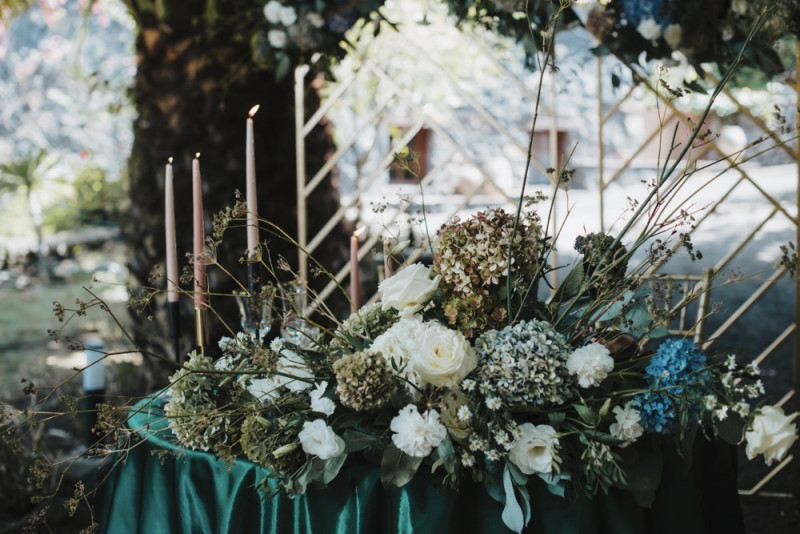 Intime Hochzeit im Elopement Stil auf Teneriffa in Smaragdgrün, Lachsrosa, Blau, Weiß und Gold