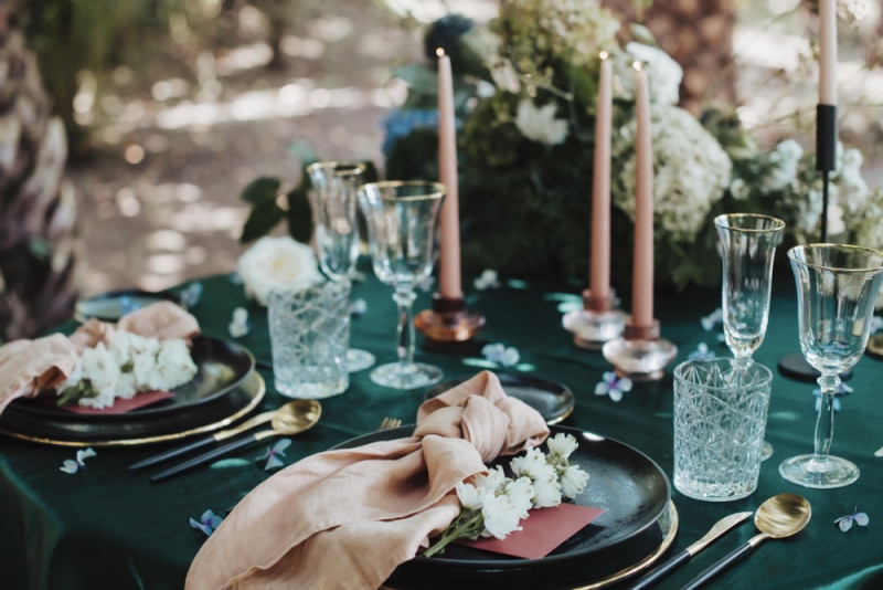 Intime Hochzeit im Elopement Stil auf Teneriffa in Smaragdgrün, Lachsrosa, Blau, Weiß und Gold
