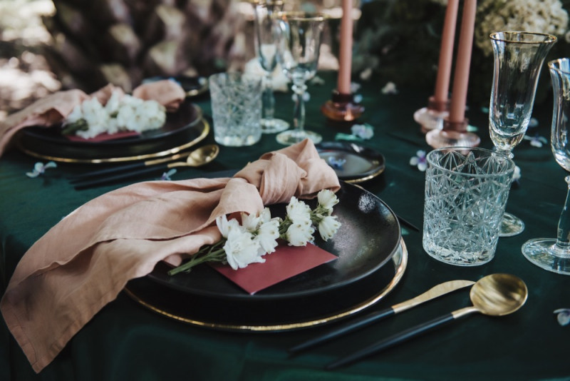 Intime Hochzeit im Elopement Stil auf Teneriffa in Smaragdgrün, Lachsrosa, Blau, Weiß und Gold