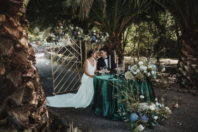 Intime Hochzeit im Elopement Stil auf Teneriffa in Smaragdgrün, Lachsrosa, Blau, Weiß und Gold