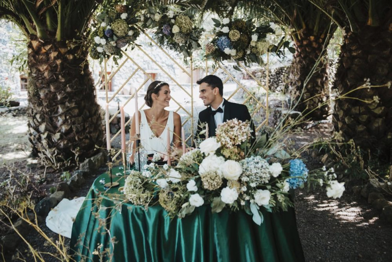 Intime Hochzeit im Elopement Stil auf Teneriffa in Smaragdgrün, Lachsrosa, Blau, Weiß und Gold