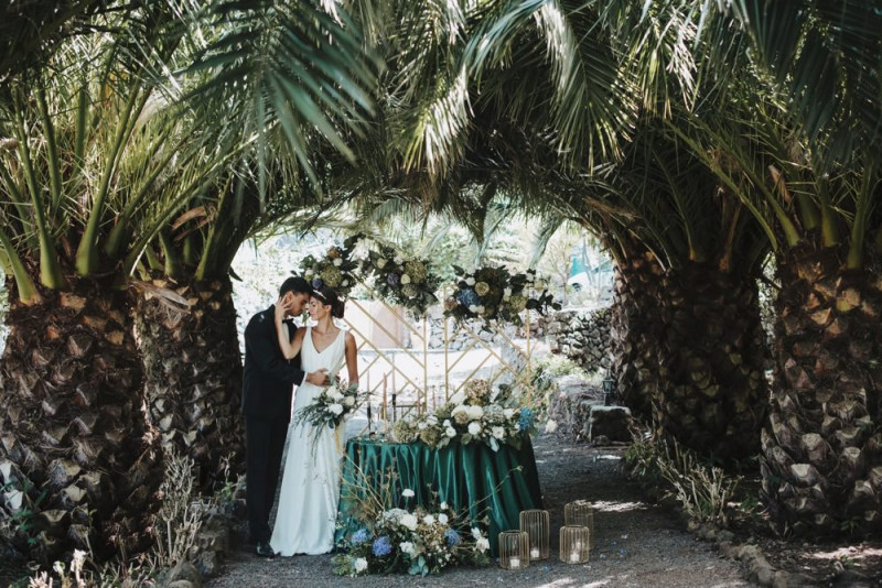 Intime Hochzeit im Elopement Stil auf Teneriffa in Smaragdgrün, Lachsrosa, Blau, Weiß und Gold