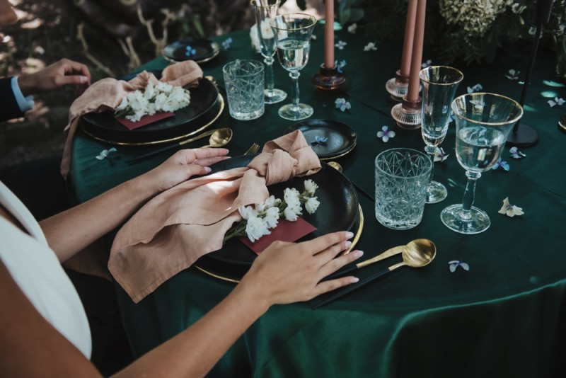 Intime Hochzeit im Elopement Stil auf Teneriffa in Smaragdgrün, Lachsrosa, Blau, Weiß und Gold