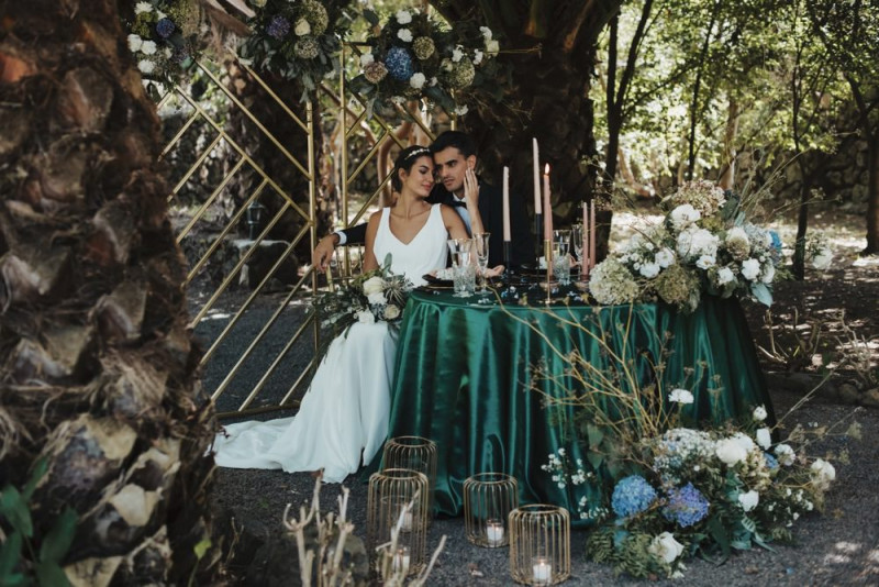 Intime Hochzeit im Elopement Stil auf Teneriffa in Smaragdgrün, Lachsrosa, Blau, Weiß und Gold