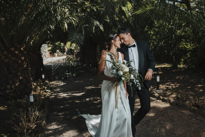 Intime Hochzeit im Elopement Stil auf Teneriffa in Smaragdgrün, Lachsrosa, Blau, Weiß und Gold