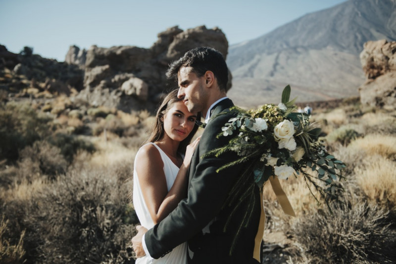 Intime Hochzeit im Elopement Stil auf Teneriffa in Smaragdgrün, Lachsrosa, Blau, Weiß und Gold