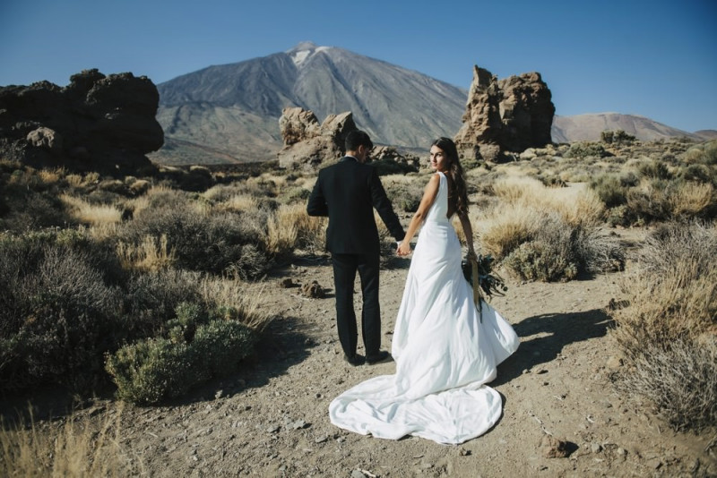 Intime Hochzeit im Elopement Stil auf Teneriffa in Smaragdgrün, Lachsrosa, Blau, Weiß und Gold