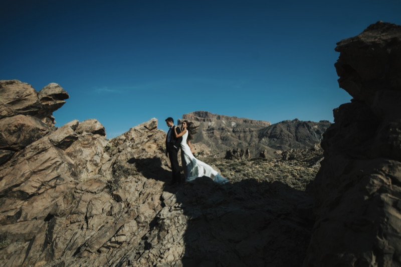 Intime Hochzeit im Elopement Stil auf Teneriffa in Smaragdgrün, Lachsrosa, Blau, Weiß und Gold