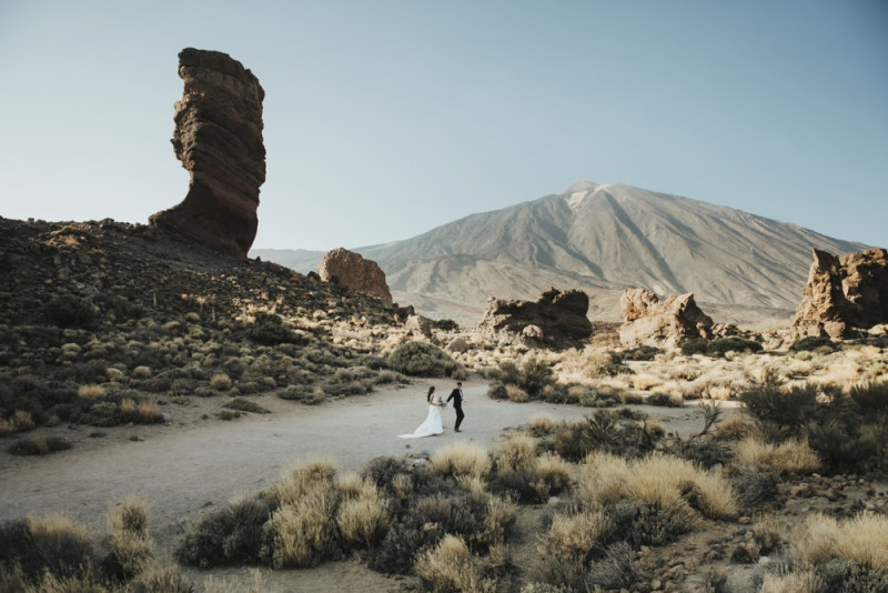 Intime Hochzeit im Elopement Stil auf Teneriffa in Smaragdgrün, Lachsrosa, Blau, Weiß und Gold