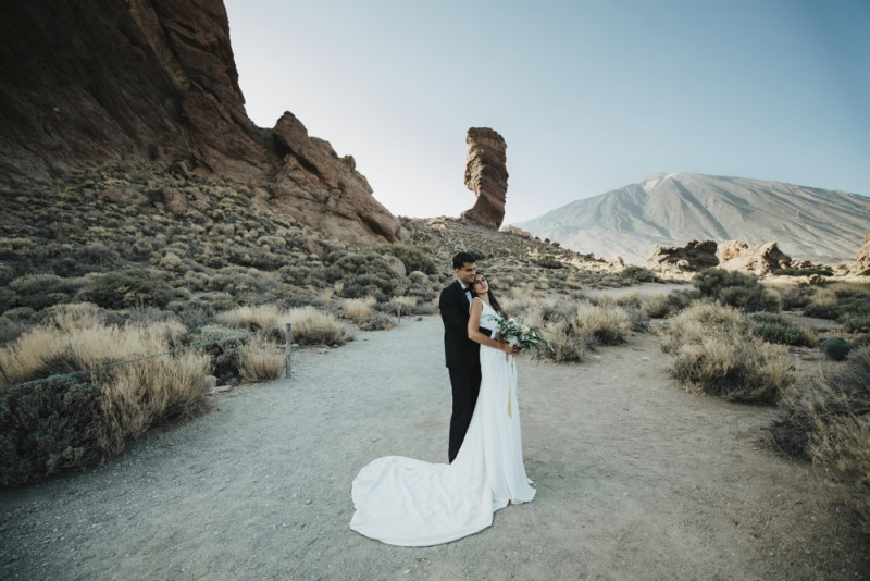 Intime Hochzeit im Elopement Stil auf Teneriffa in Smaragdgrün, Lachsrosa, Blau, Weiß und Gold